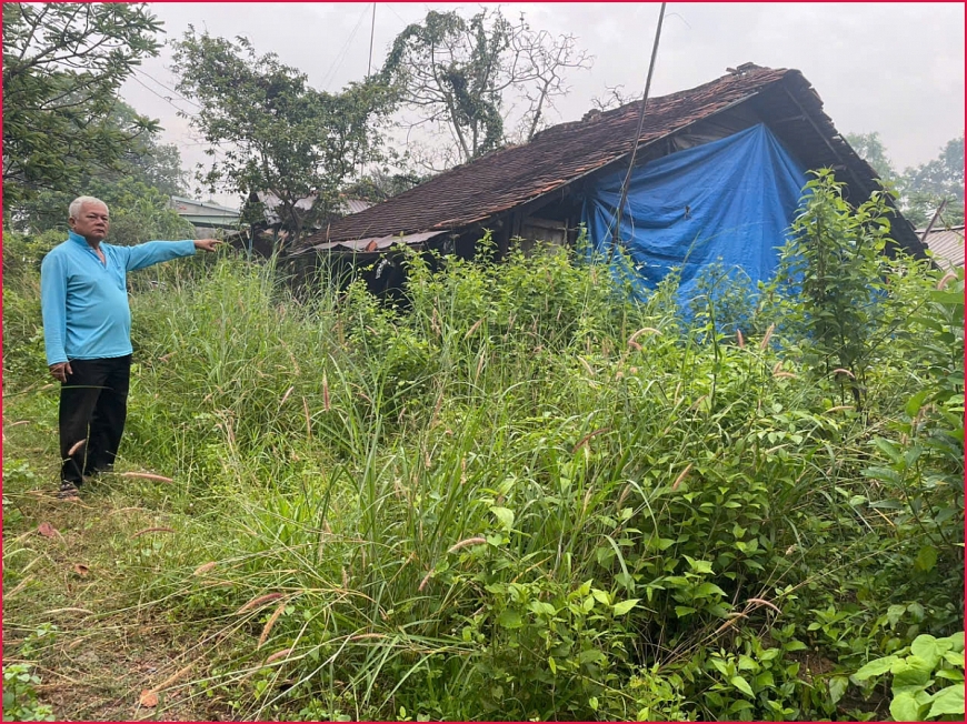 Ông Hiệp chỉ về phía căn nhà đang tranh chấp với cụ Nem.