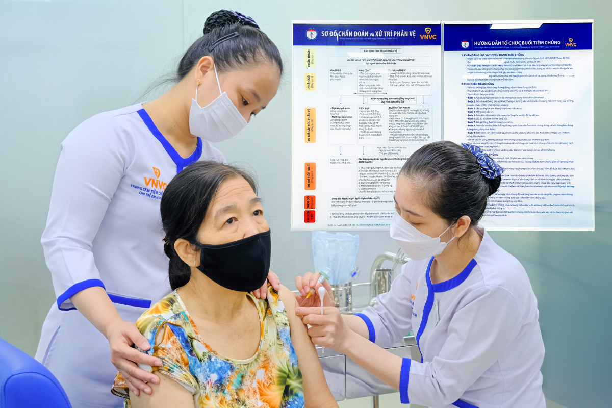 Tổng thống Pháp Emmanuel Macron và Chủ tịch nước Lương Cường chứng kiến trao văn kiện chuyển giao công nghệ sản xuất vắc xin