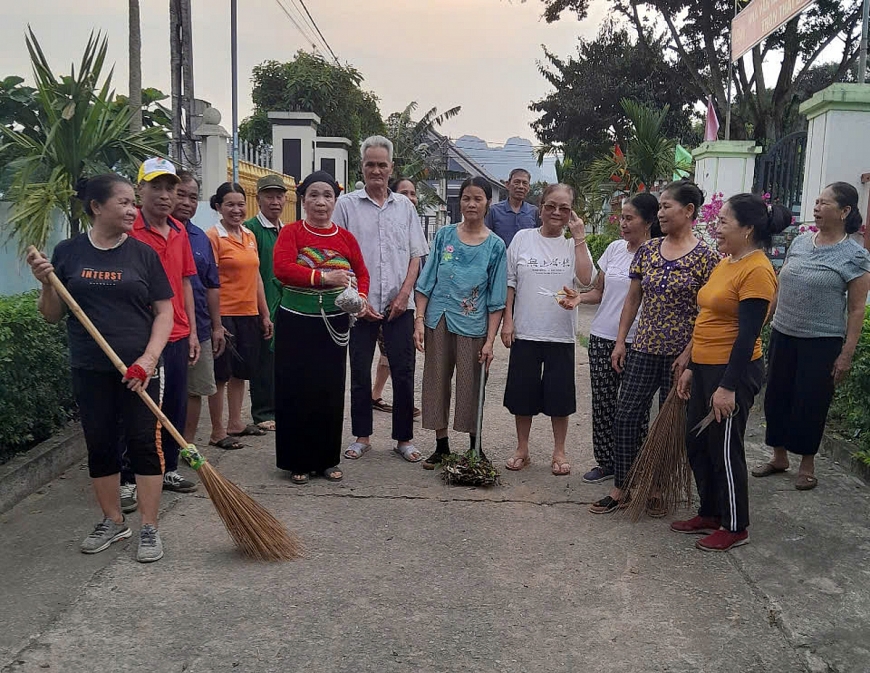 NCT xã Cẩm Tú tham gia dọn vệ sinh đường làng ngõ xóm