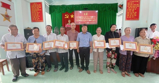  Lãnh đạo xã Phú Quý trao Bằng chúc thọ cho NCT