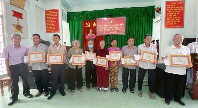 Lãnh đạo Hội NCT xã Phú Quý trao Bằng chúc thọ cho NCT