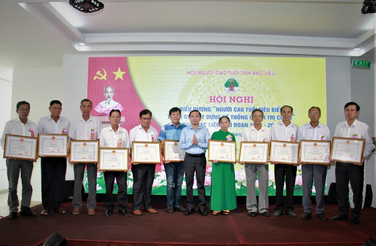 Trao Bằng khen của Chủ tịch UBND tỉnh Bạc Liêu cho các cá nhân NCT tiêu biểu tham gia xây dựng hệ thống chính trị cơ sở giai đoạn 2019-2024