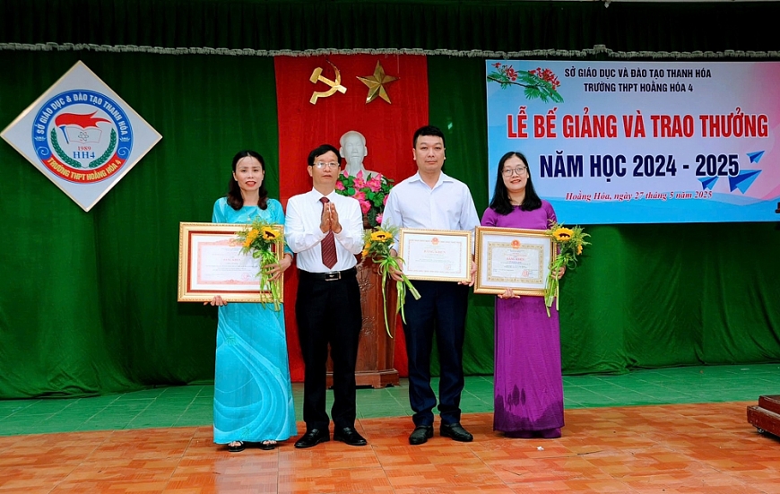Lễ tri ân, trao thưởng cho giáo viên và học sinh tiêu biểu