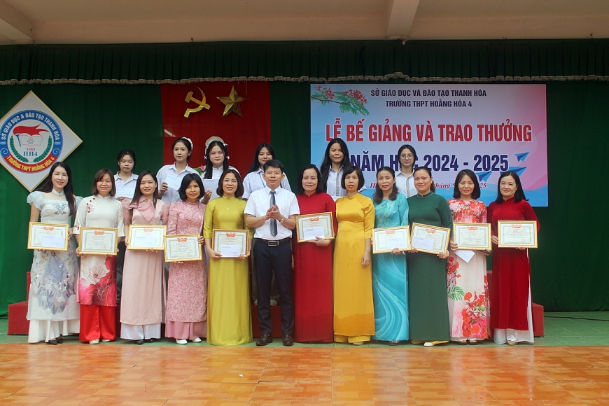 Lễ tri ân, trao thưởng cho giáo viên và học sinh tiêu biểu