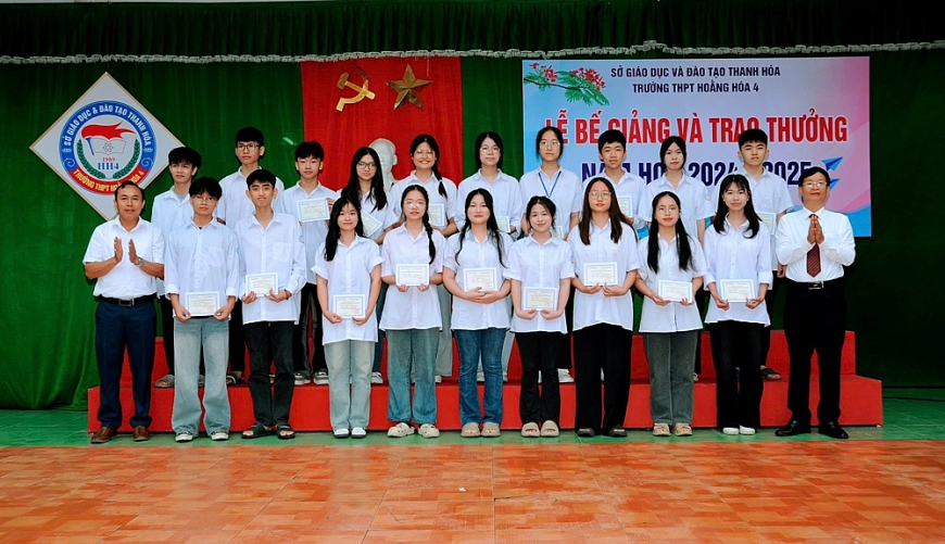 Lễ tri ân, trao thưởng cho giáo viên và học sinh tiêu biểu