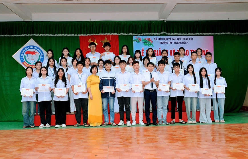 Lễ tri ân, trao thưởng cho giáo viên và học sinh tiêu biểu