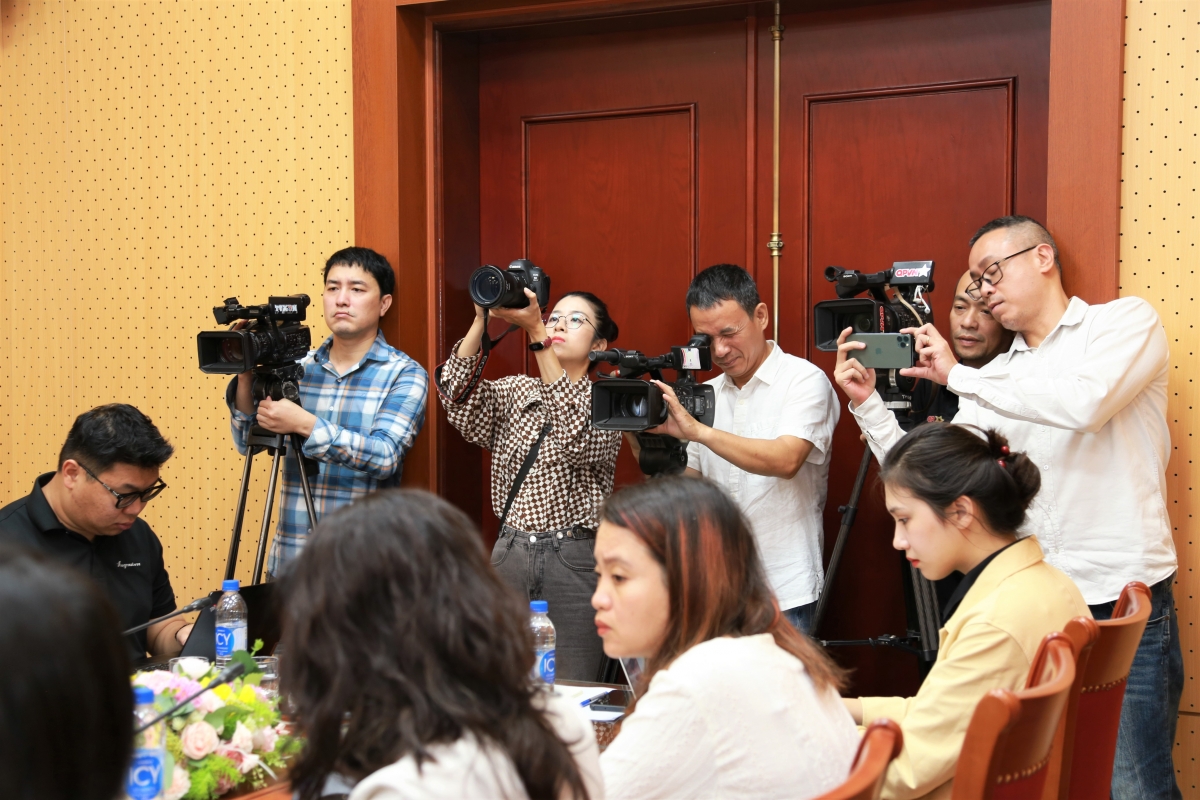 Các phóng viên tác nghiệp tại buổi gặp mặt 