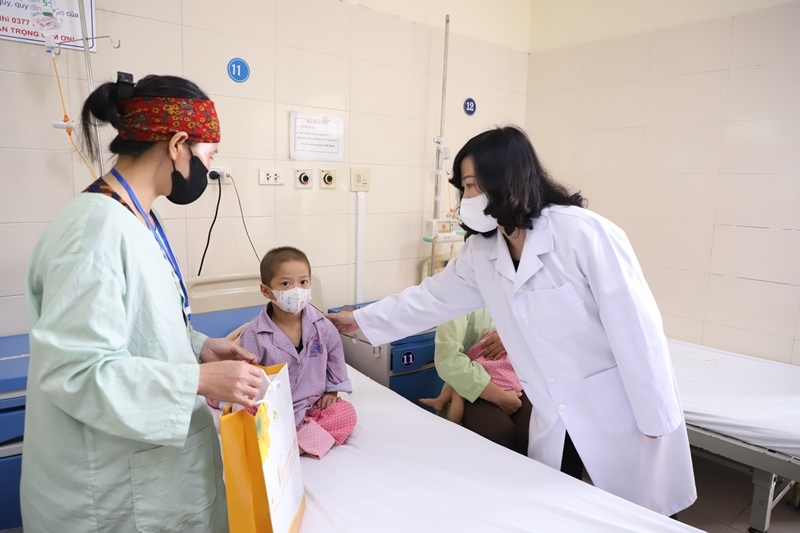 Bộ trưởng Bộ Y tế Đào Hồng Lan thăm và tặng quà bệnh nhi tại Bệnh viện K nhân dịp Quốc tế Thiếu nhi