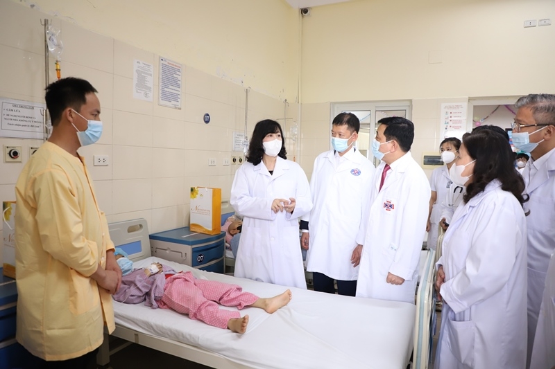 Bộ trưởng Bộ Y tế Đào Hồng Lan, PGS.TS Nguyễn Thị Xuyên, Chủ tịch Tổng Hội Y học Việt Nam ân cần, thăm hỏi sức khỏe bệnh nhi, người nhà bệnh nhi.