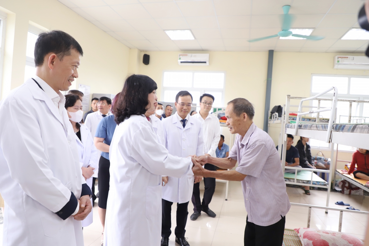 Bộ trưởng Bộ Y tế Đào Hồng Lan đã đến thăm hỏi, động viên người bệnh và người nhà đang lưu trú tại Nhà lưu trú Bệnh viện K.