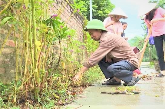 Ông Phạm Văn Khắc cùng bà con trong khu dân cư vệ sinh ngõ xóm