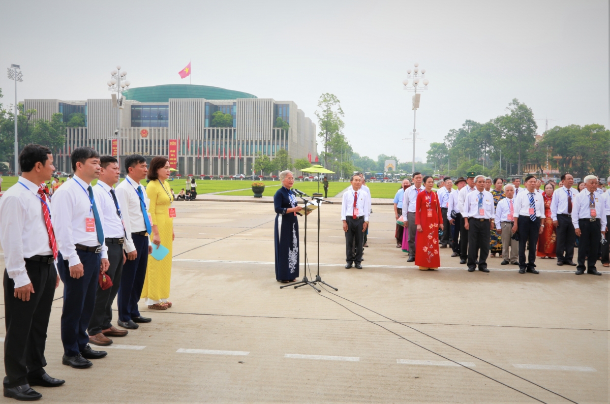 Bà Nguyễn Thị Hà đọc lời báo công với Bác