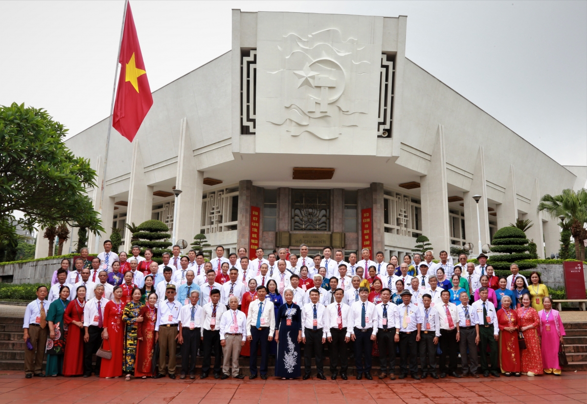 Chụp ảnh lưu niệm tại Bảo tàng Hồ Chí Minh