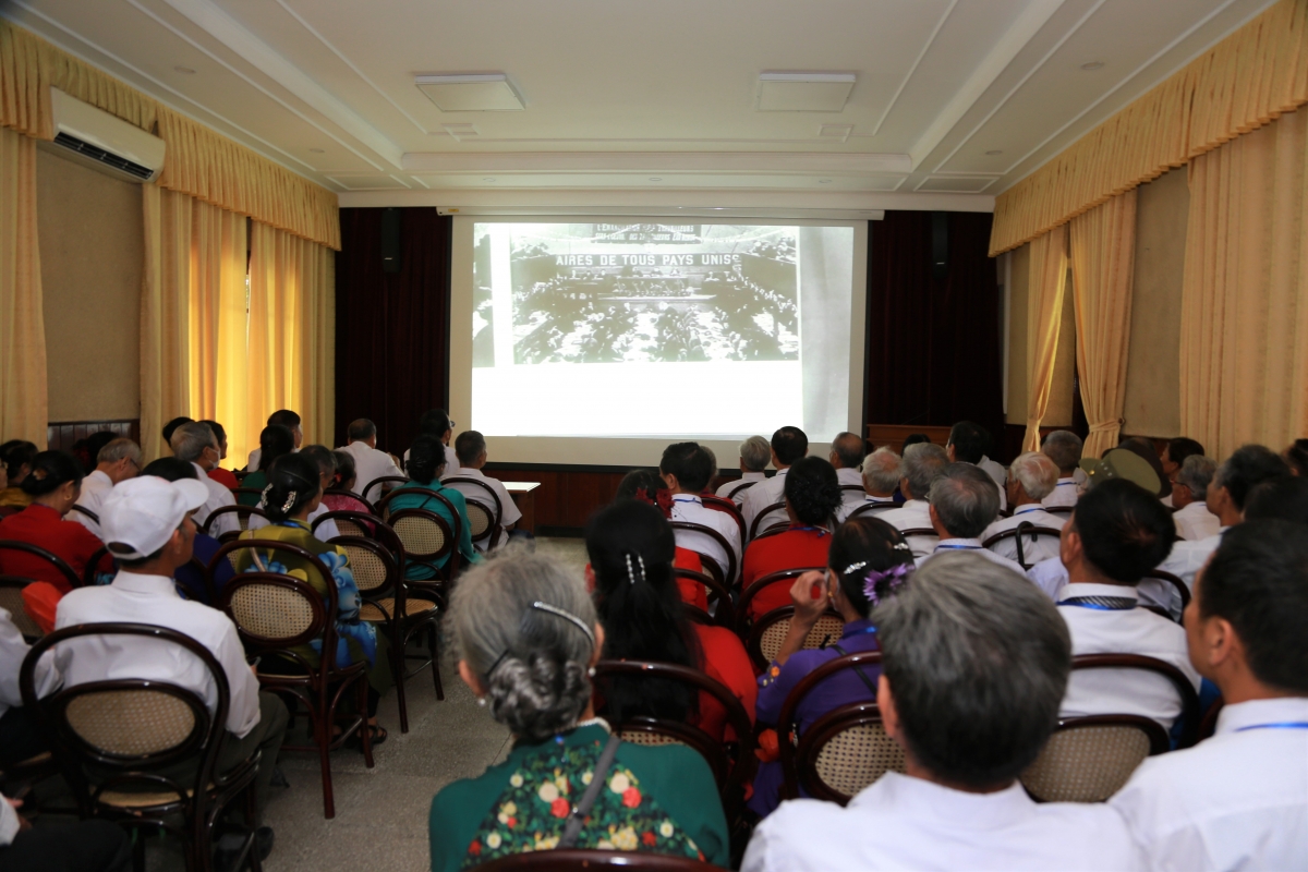 Các đại biểu xem phim tài liệu về Chủ tịch Hồ Chí Minh