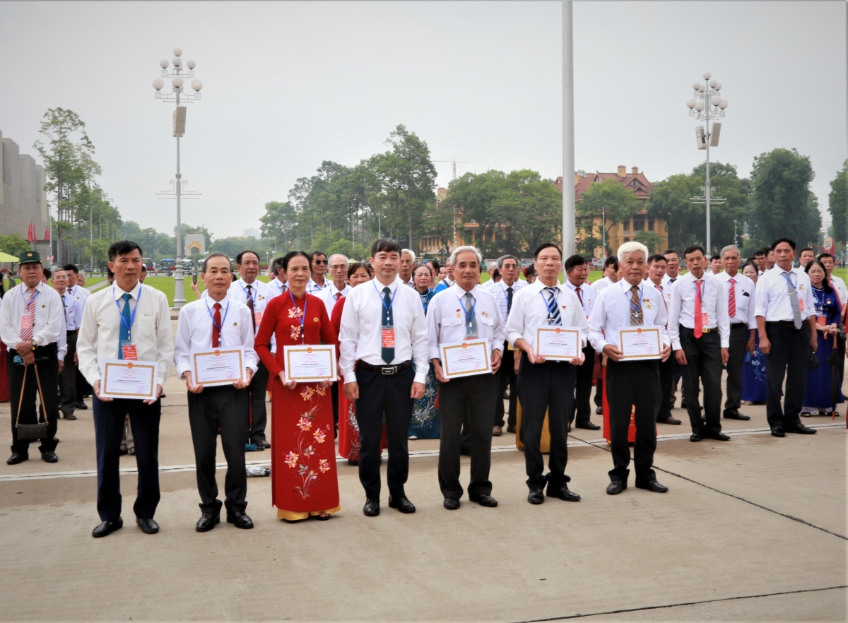 1 Trao Giấy khen của Chủ tịch UBND huyện Chương Mỹ cho các các tập thể xuất sắc