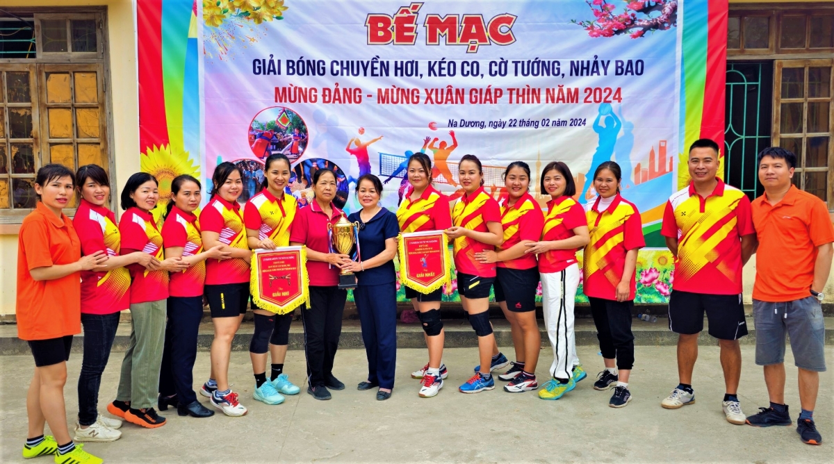 Bà Nguyễn Thị Mai dẫn đoàn vận động viên Khu dân cư 7+9 tham gia giải thị trấn và đoạt Cúp vàng