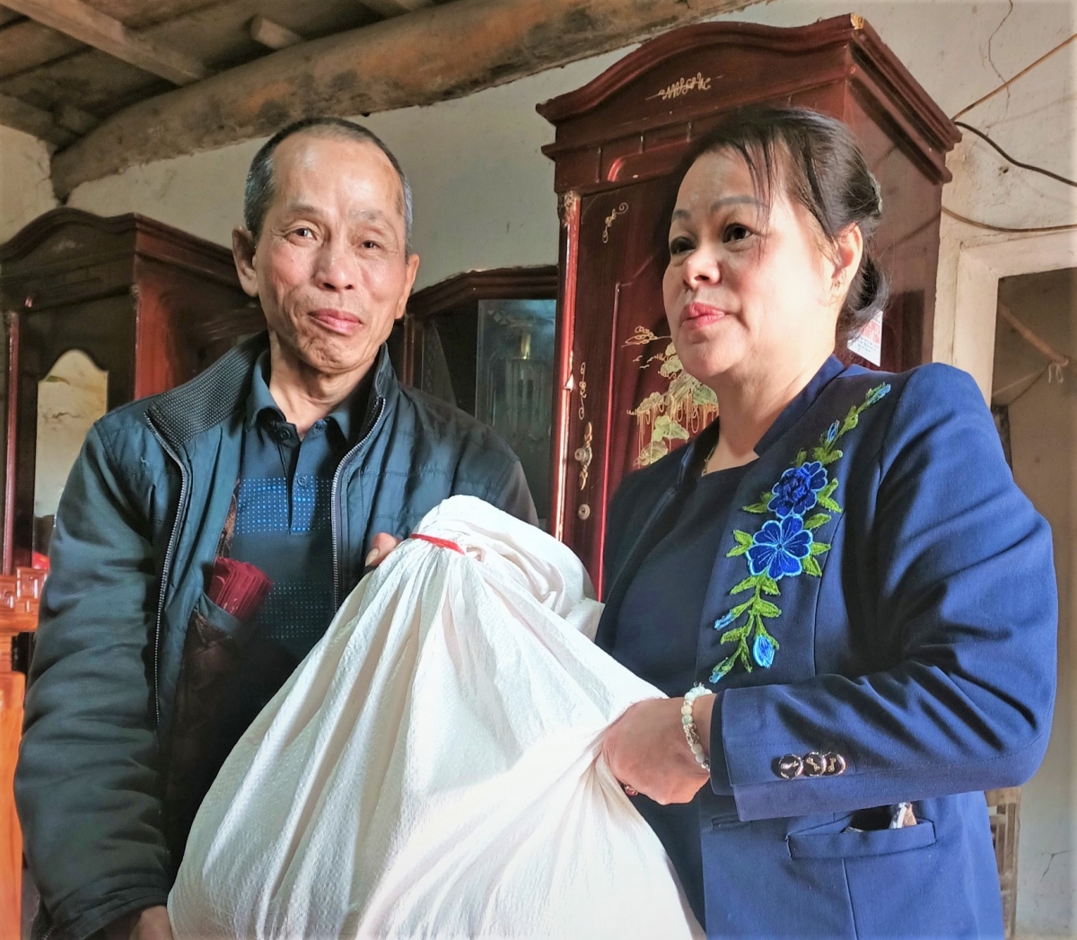 Bà Nguyễn Thị Mai tặng quà NCT nghèo