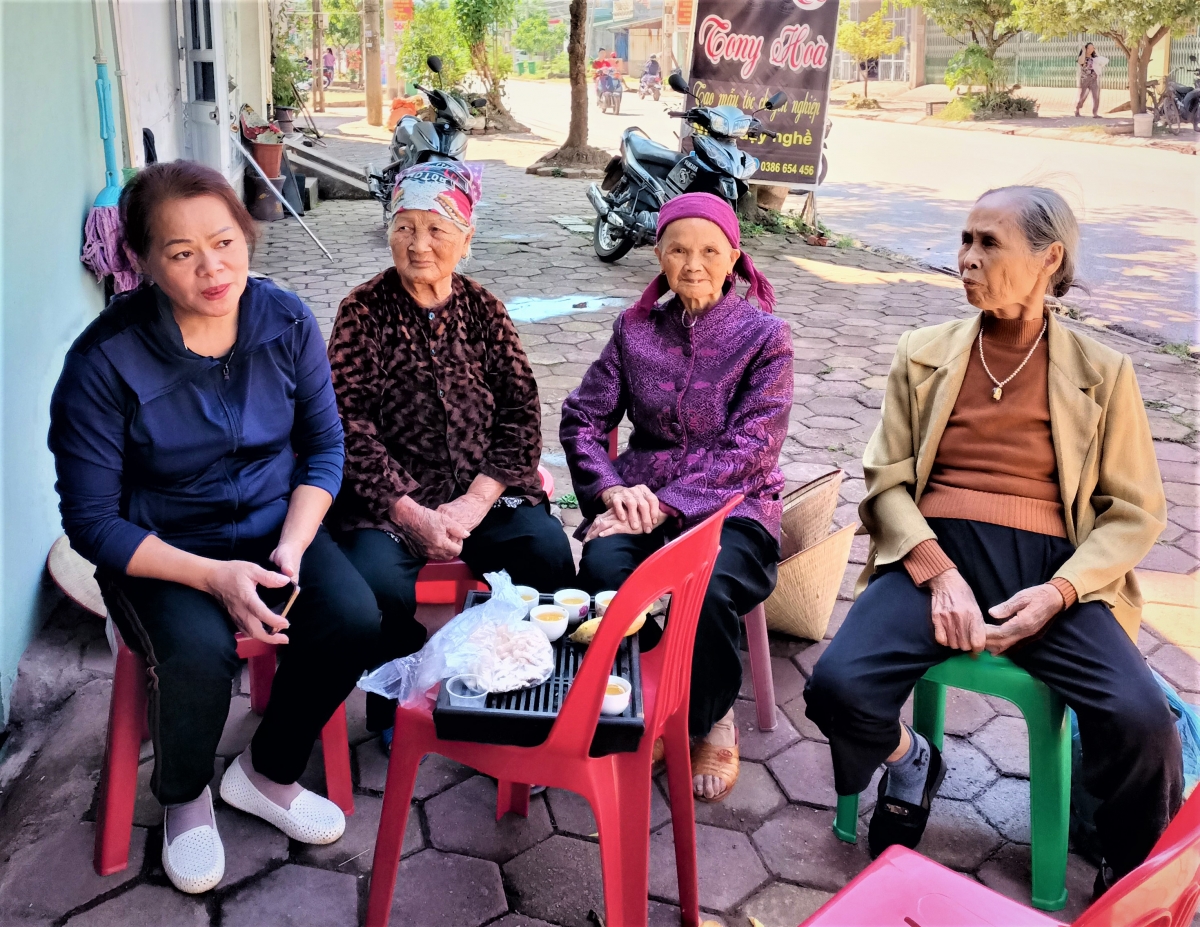 Bà Nguyễn Thị Mai thường xuyên gần gũi, nắm bắt tâm tư nguyện vọng của hội viên NCT