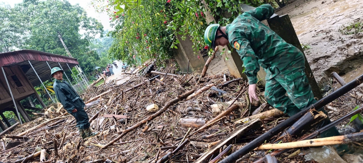 Nghệ An: Mưa lớn, lũ ống tàn phá nhiều xã biên giới