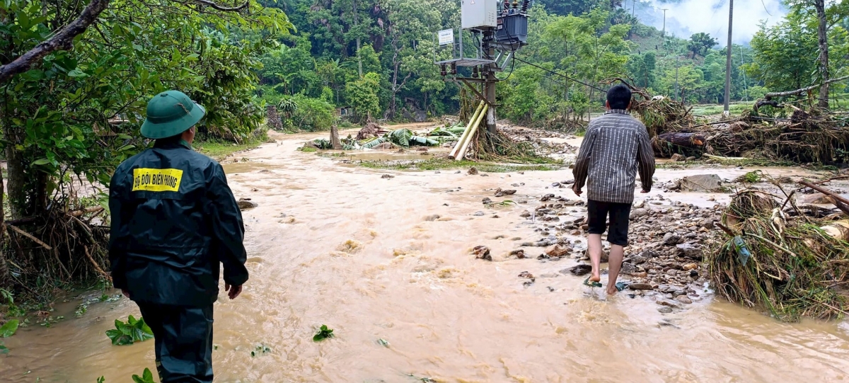 Nghệ An: Mưa lớn, lũ ống tàn phá nhiều xã biên giới