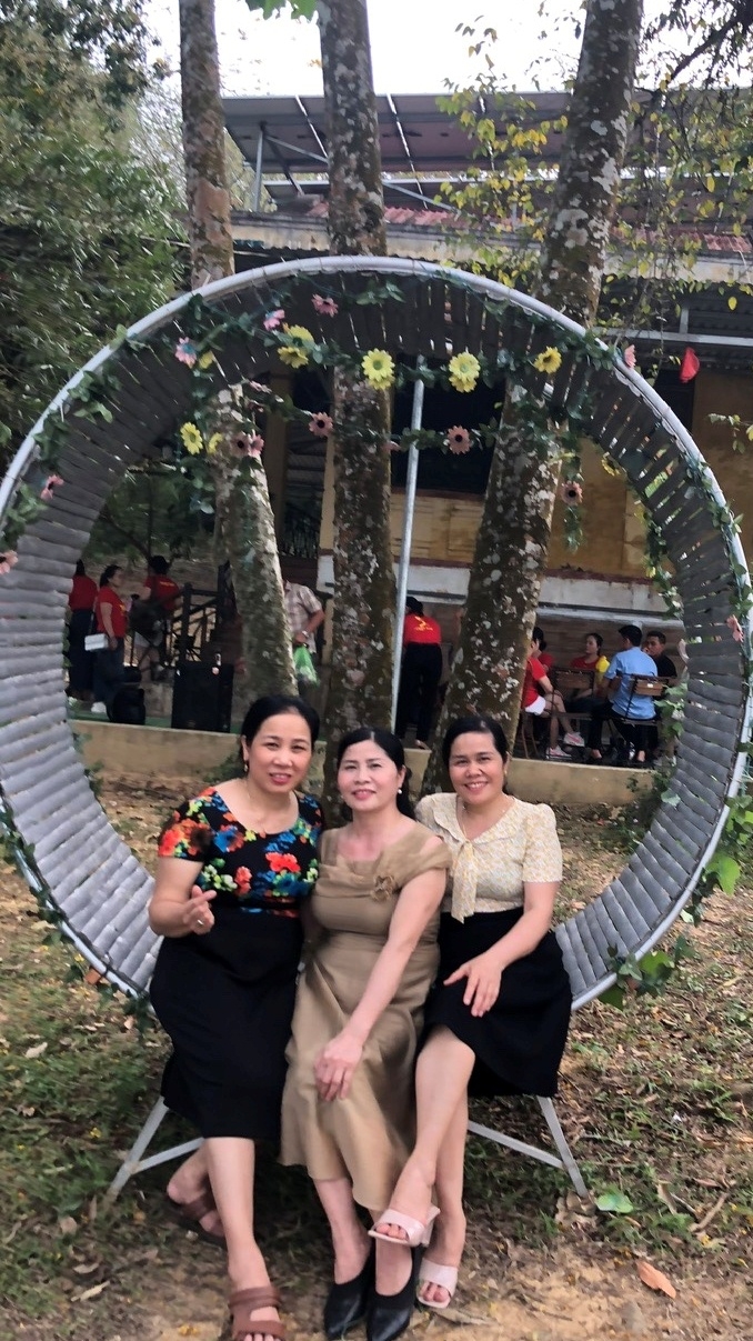 Đi họp lớp tuổi về già nhớ thời học trò ngây thơ trong trắng