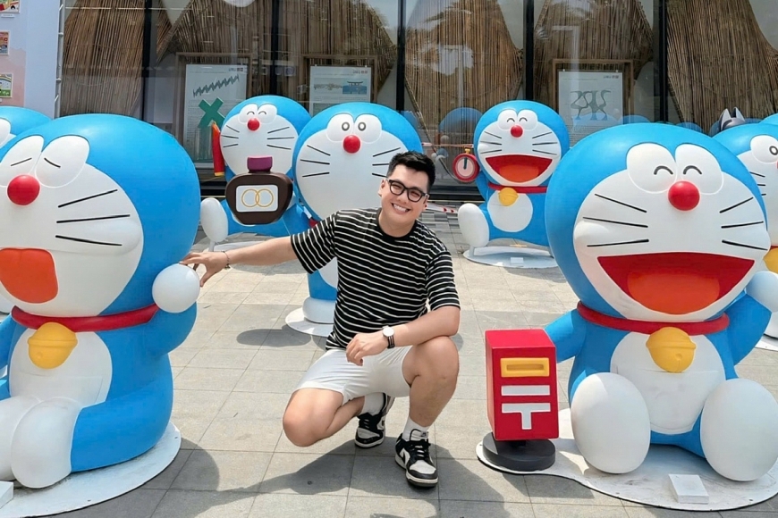 Nhiều bạn trẻ và gia đình háo hức chụp ảnh cùng người chú Mèo máy thông minh Doraemon.