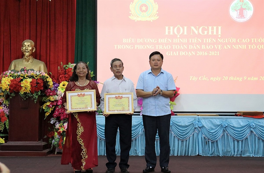 Ông Nguyễn Duy Phụ (giữa) được biểu dương điển hình tiên phong NCT bảo vệ an ninh Tổ quốc giai đoạn 2016-2021