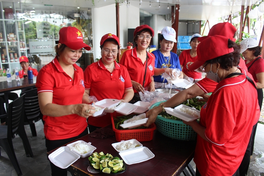 Các thành viên trong CLB chung tay góp sức cho “Bữa trưa không đồng” cho người nghèo.