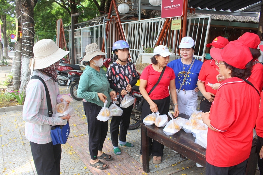 Ấm áp với “Bữa trưa không đồng”