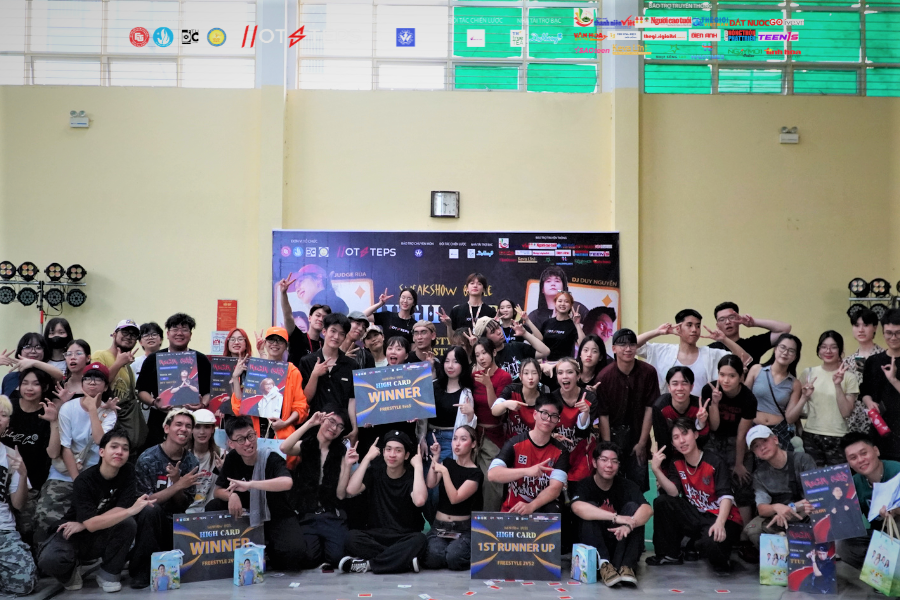 Tập thể các đội thi