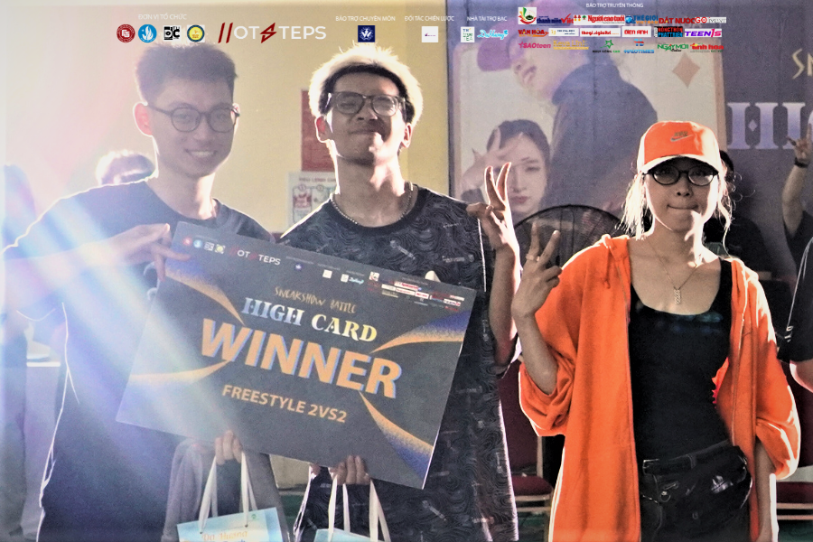 Blackd & Rubyt (bên trái) Quán quân 2VS2 FreeStyle 