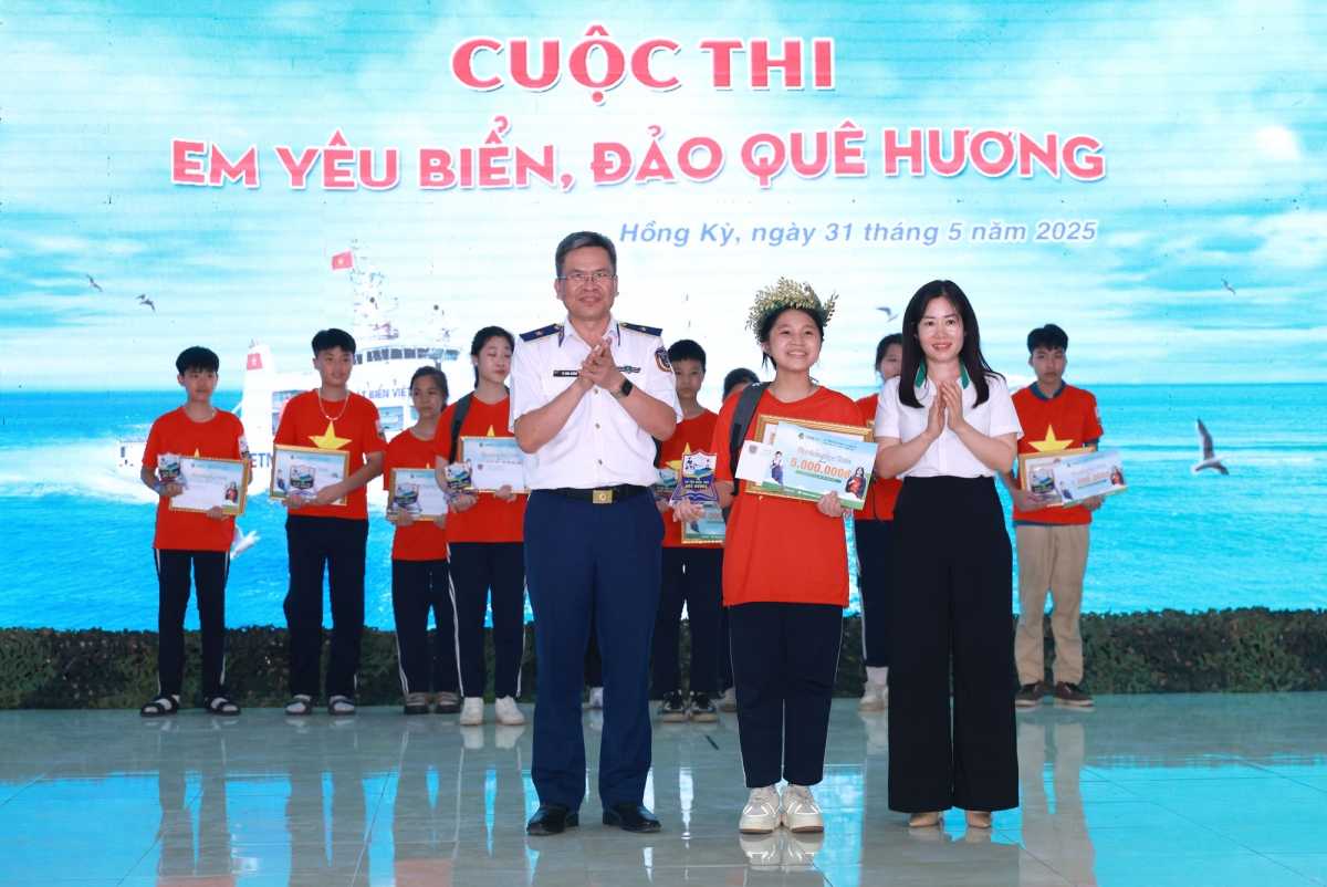 Ban tổ chức trao giải Nhất cho em Phạm Mai Anh - Học sinh lớp 8A trường THCS Hồng Kỳ.