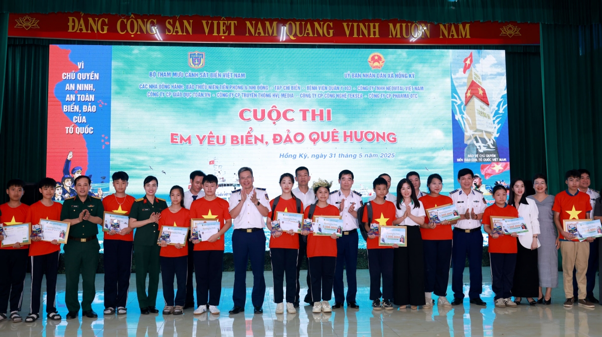 Các đại biểu chụp ảnh lưu niệm với các em học sinh có thành tích xuất sắc tại Cuộc thi.