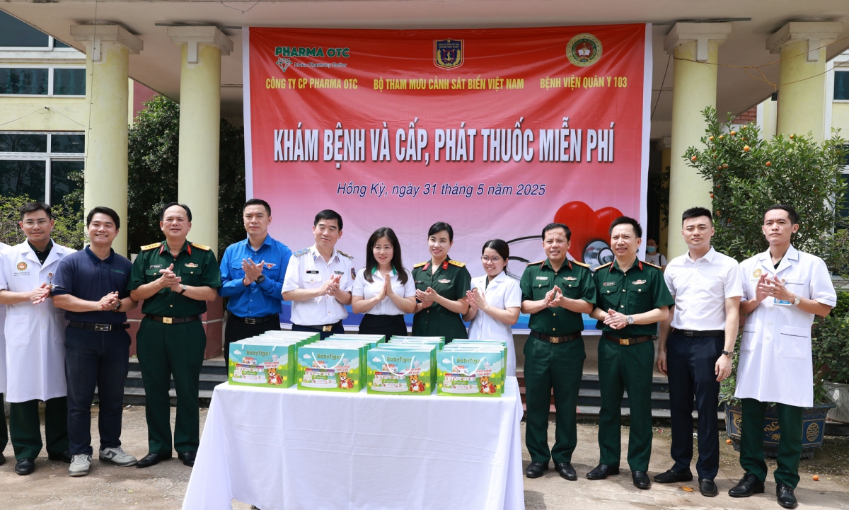 Cảnh sát biển Việt Nam cùng các nhà tài trợ khám, tặng thuốc miễn phí cho nhân dân xã Hồng Kỳ.