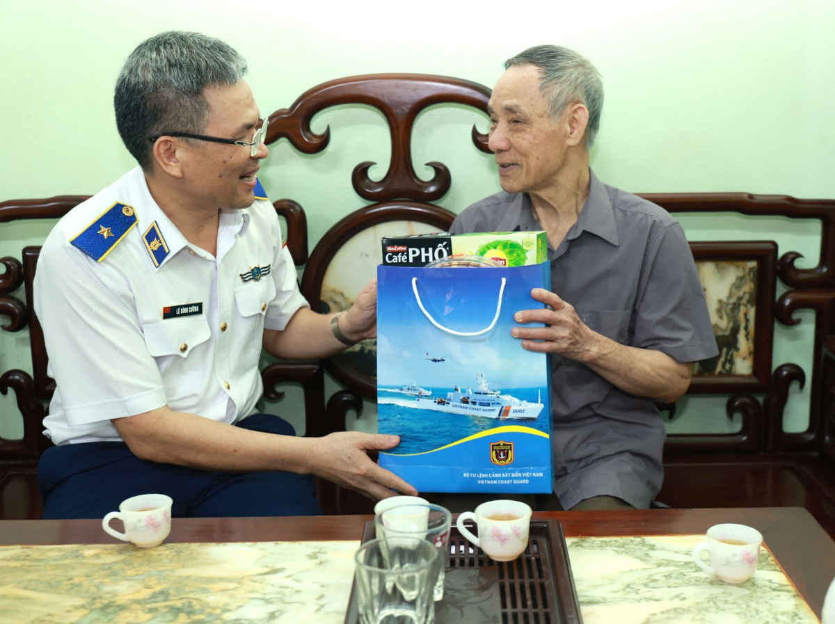 Thăm tặng quà thương binh Nguyễn Xuân Bình tại xã Hồng Kỳ.