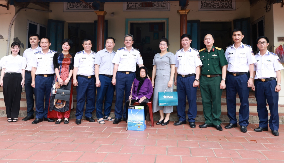 Thiếu tướng Lê Đình Cường và Đoàn công tác đến thăm, tặng quà Mẹ Việt Nam anh hùng Đàm Thị Bẩy tại xã Hồng Kỳ.