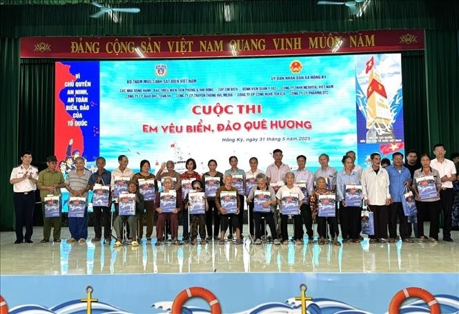 Trung tướng Bùi Quốc Oai, Bí thư Đảng ủy, Chính ủy Cảnh sát biển Việt Nam trao quà tặng các gia đình chính sách ở xã Hồng Kỳ.