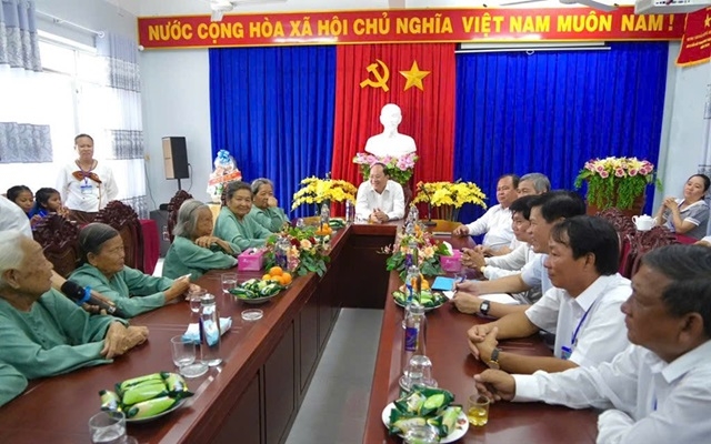 Quang cảnh tại buổi thăm, tặng quà tại Trung tâm Bảo trợ xã hội tỉnh