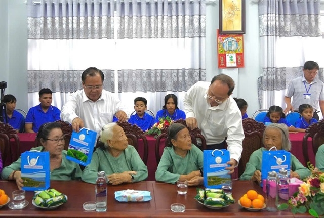 Ông Nguyễn Hồ Hải, Bí thư Tỉnh ủy Cà Mau và ông Nguyễn Minh Luân, Phó Chủ tịch UBND tỉnh tặng quà cho các đối tượng tại Trung tâm.