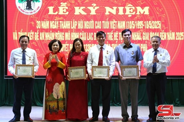 Trao Kỉ niệm chương vì sự nghiệp bảo vệ, chăm sóc và phát huy vai trò NCT cho các cá nhân có nhiều đóng góp