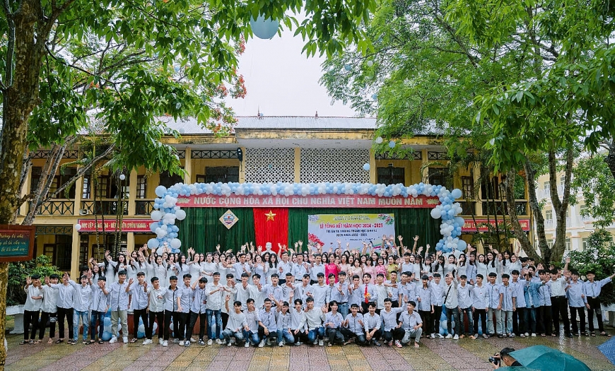 Trường miền núi xứ Thanh khen thưởng giáo viên, học sinh tiêu biểu