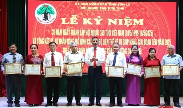 Trao Giấy khen của Chủ tịch UBND tỉnh cho các tập thể, cá nhân xuất sắc