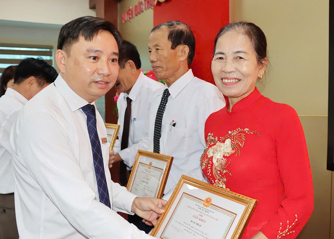 1. Bà Lê Thị Ái nhận giấy khen của UBND huyện Đức Thọ