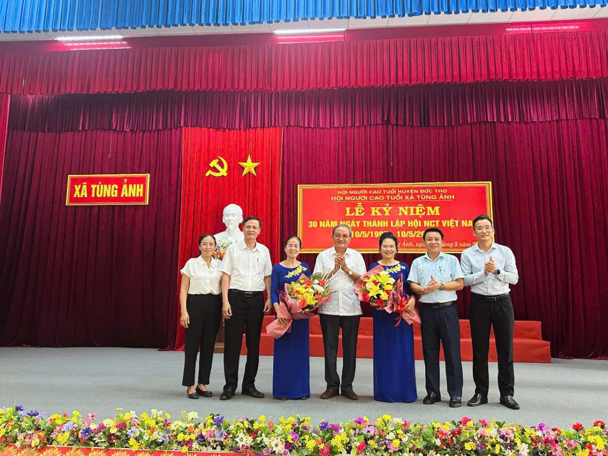 3. Bà Lê Thị Ái (thứ 2 bên trái) tham gia Lễ kỷ niệm 30 năm thành lập Hội NCT Việt Nam.