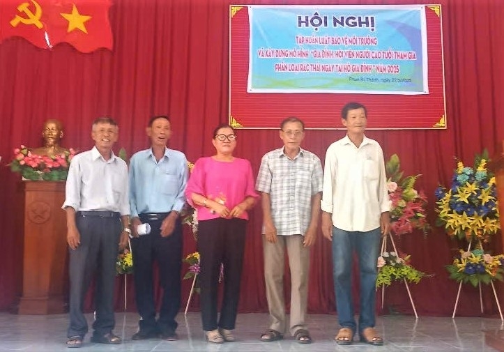 Người cao tuổi tích cực bảo vệ môi trường ngay từ trong gia đình