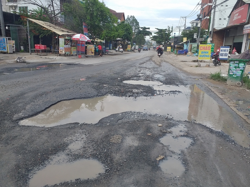 Mong muốn của người dân là con đường sớm được nâng cấp mở rộng hoàn thiện...