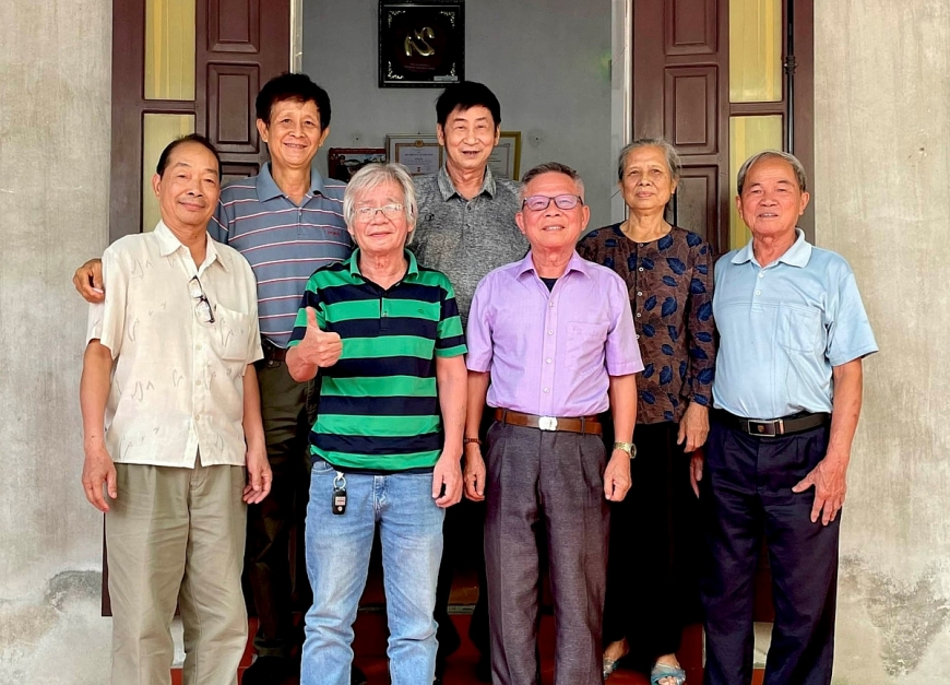 Ông Kiểm (thứ hai trái sang, hàng sau) và các CCB