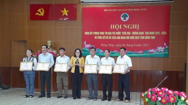 Bà Lưu Thị Thanh Loan, Phó Trưởng Ban Tuyên giáo và Dân vận Tỉnh ủy Đồng Tháp khen thưởng cá nhân tiêu biểu trong phong trào thi đua