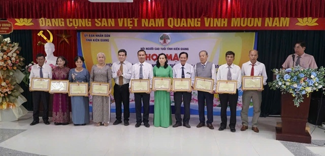 Ông Thái Châu Báu, Phó Trưởng Ban Tuyên giáo và Dân vận Tỉnh ủy Kiên Giang khen thưởng các tập thể và cá nhân có nhiều nhiều thành tích xuất sắc trong phong trào thi đua