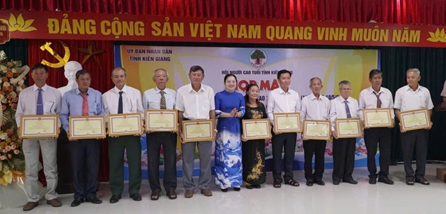 Đại diện lãnh đạo tỉnh khen thưởng các tập thể và cá nhân có nhiều nhiều thành tích xuất sắc trong phong trào thi đua